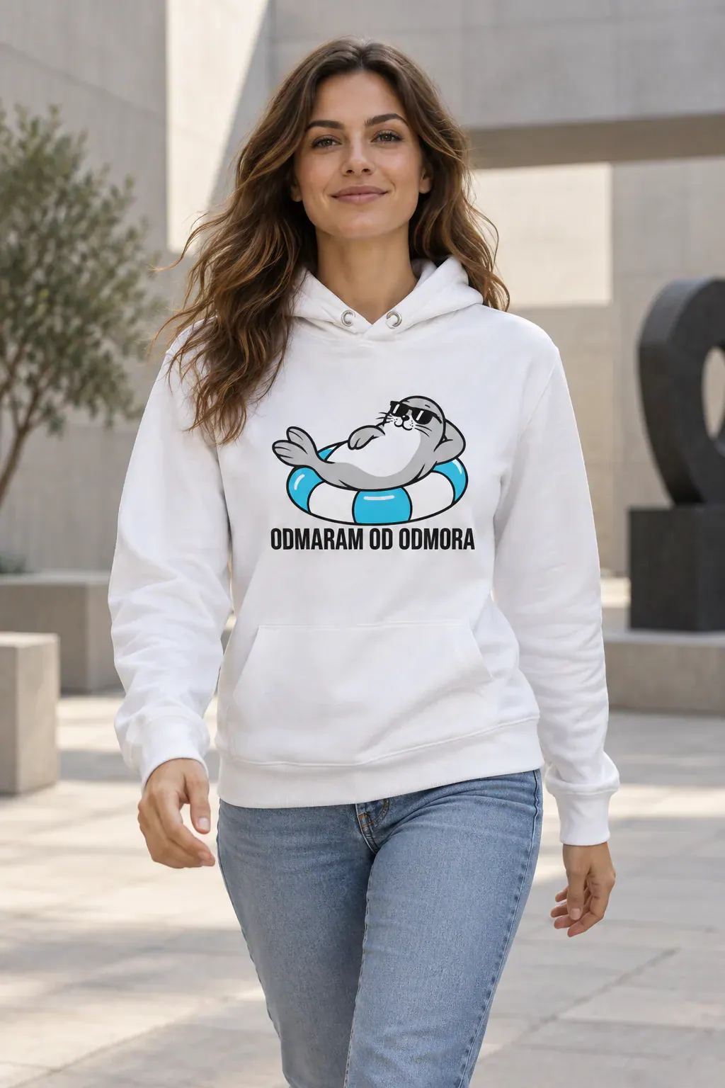 Odmaram od odmora · Duks, bijela boja — walk toward