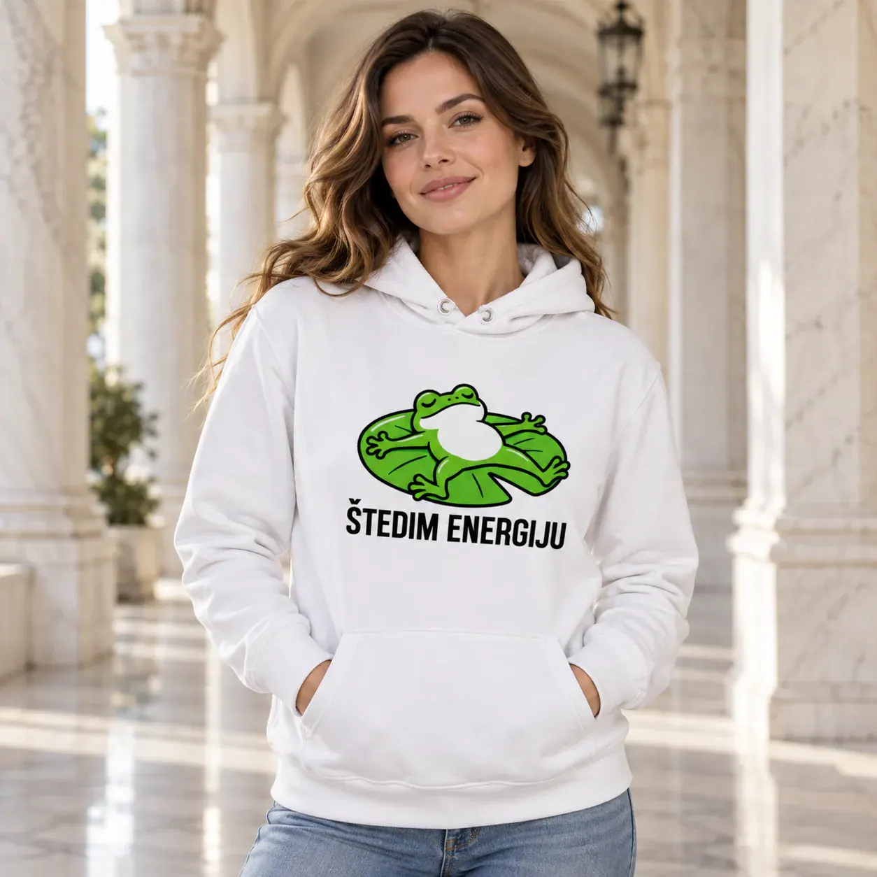 Štedim energiju · Duks, bijela boja — hands pockets